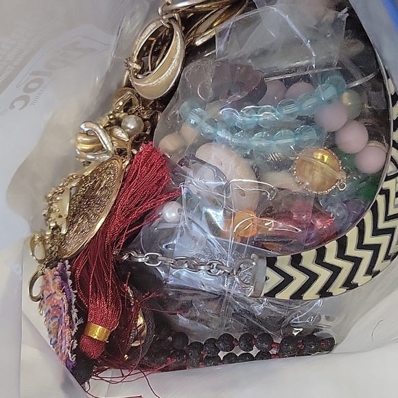 Large Grab bag vintage and modern costume jewelry mostly gold tone - Picture 4 of 4